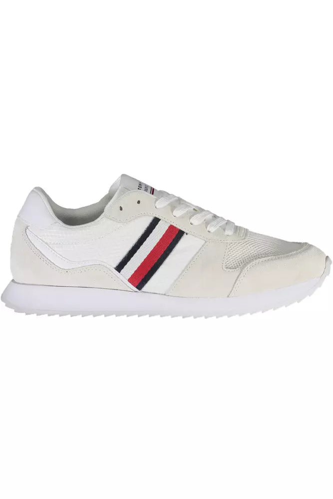 Sneakers blanches en polyester de Tommy Hilfiger, à semelle blanche, avec logo sur le côté et design moderne.