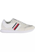 Sneakers blanches en polyester de Tommy Hilfiger, à semelle blanche, avec logo sur le côté et design moderne.