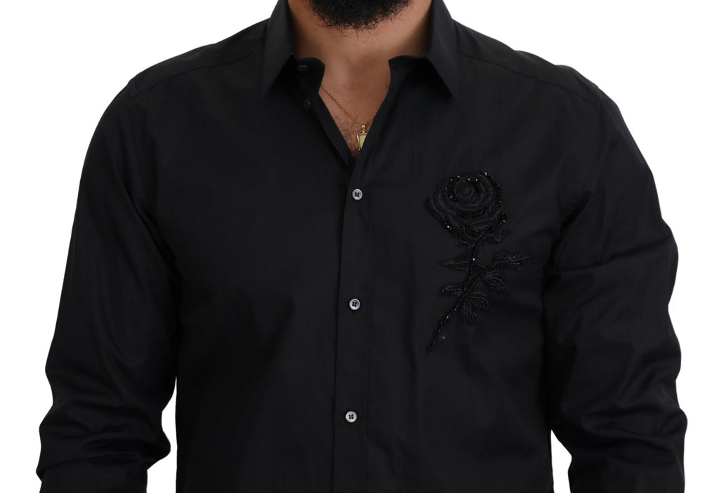 Chemise noire Dolce & Gabbana à roses, coupe slim, en coton avec motif floral élégant, visible sur l'image.