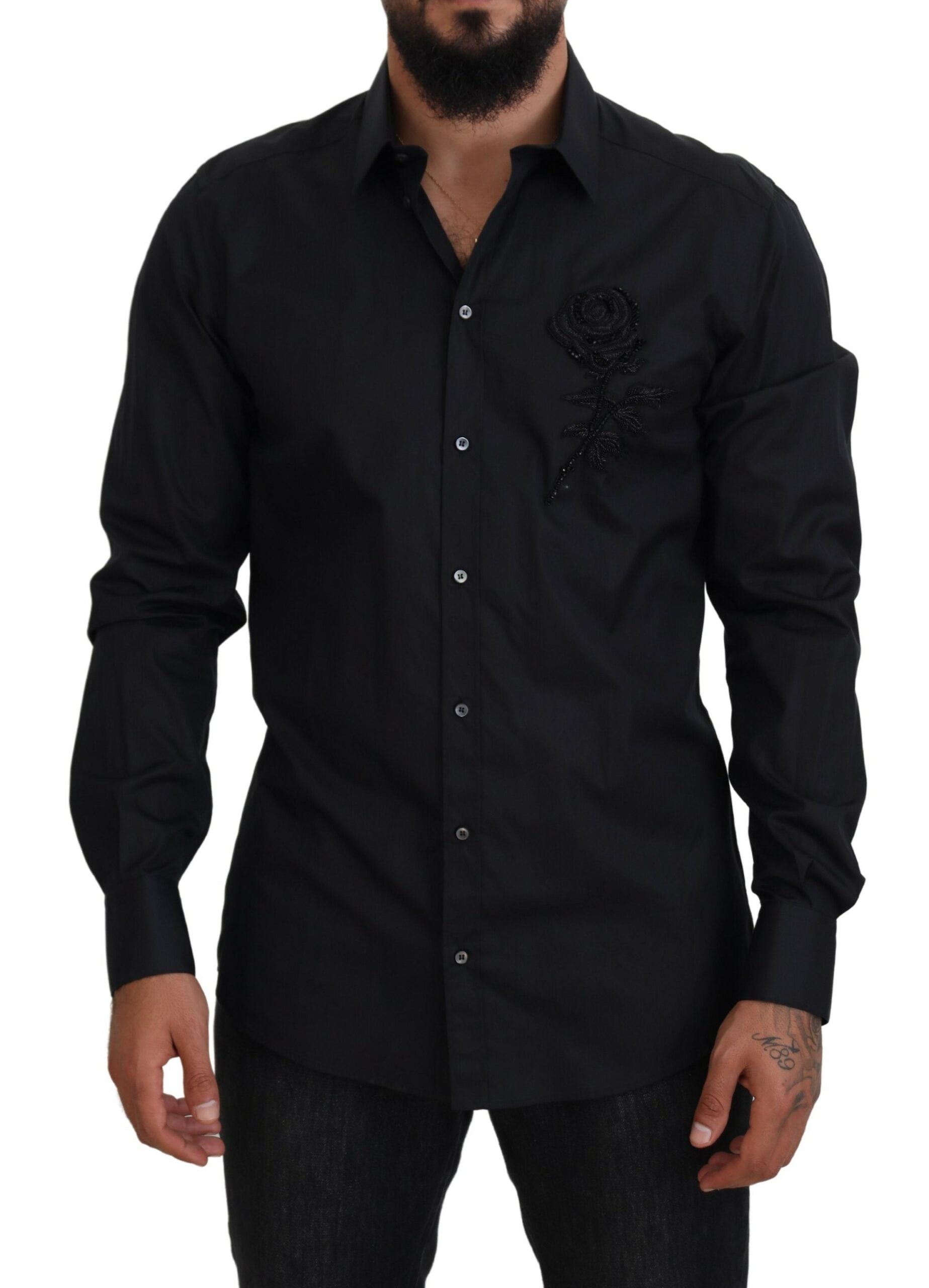 Chemise en coton slim fit noire Dolce & Gabbana avec motif de roses noires, détails élégants et coupe ajustée.