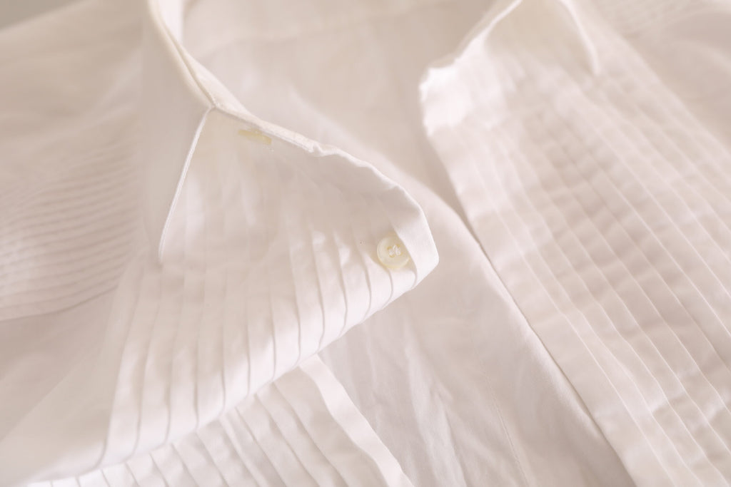 Chemise de smoking blanche en coton Dolce & Gabbana avec détails dorés, élégante et formelle, vue de face.