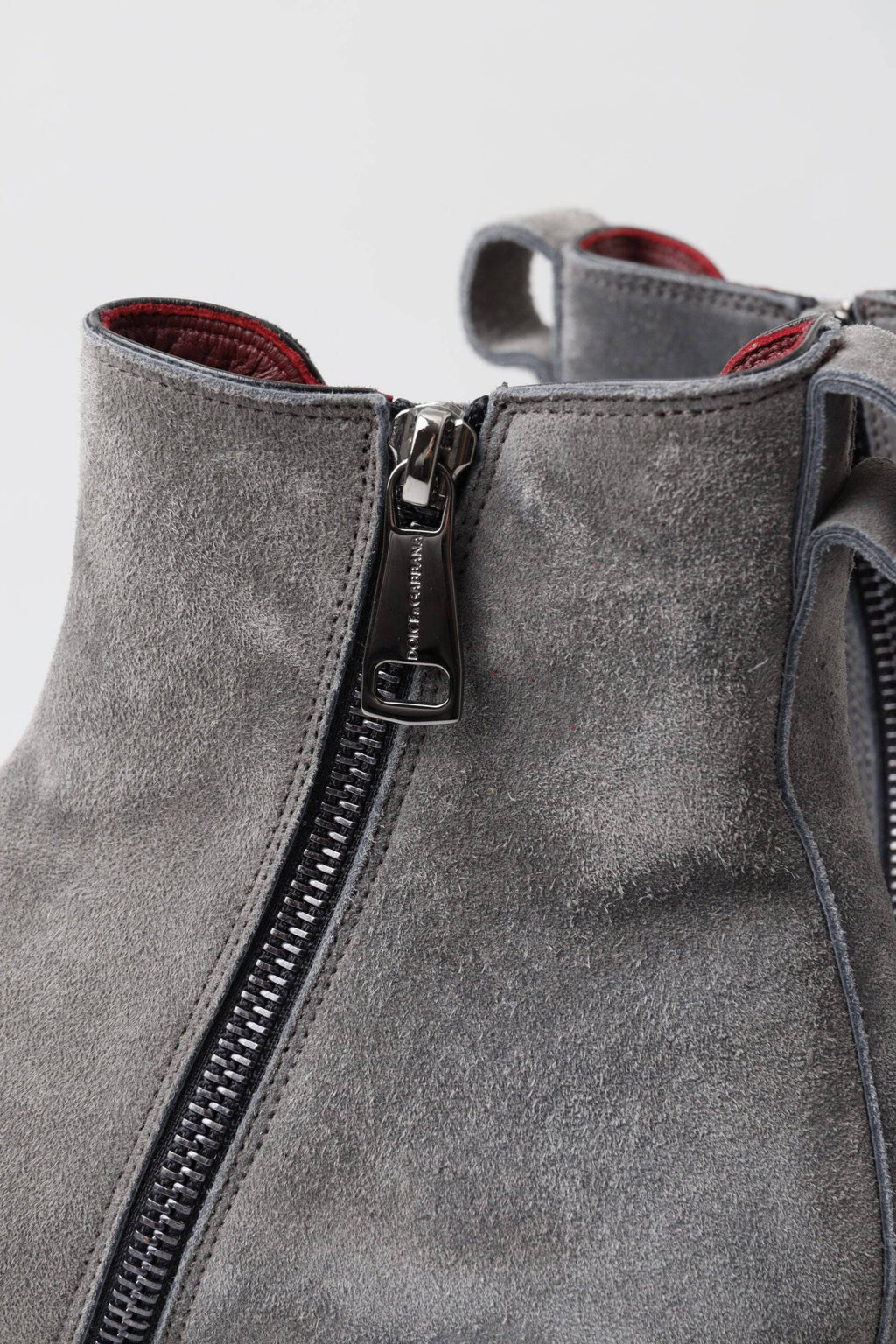 Bottines pour homme en cuir gris de la marque Dolce & Gabbana, chaussures élégantes à la cheville.