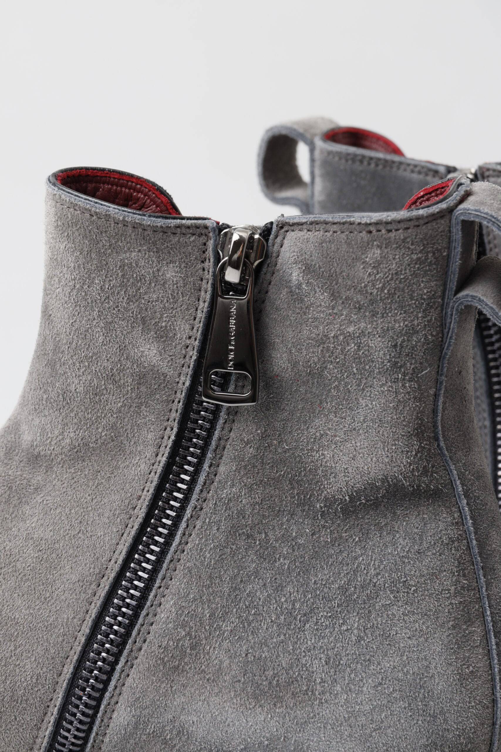 Bottines pour homme en cuir gris de la marque Dolce & Gabbana, chaussures élégantes à la cheville.