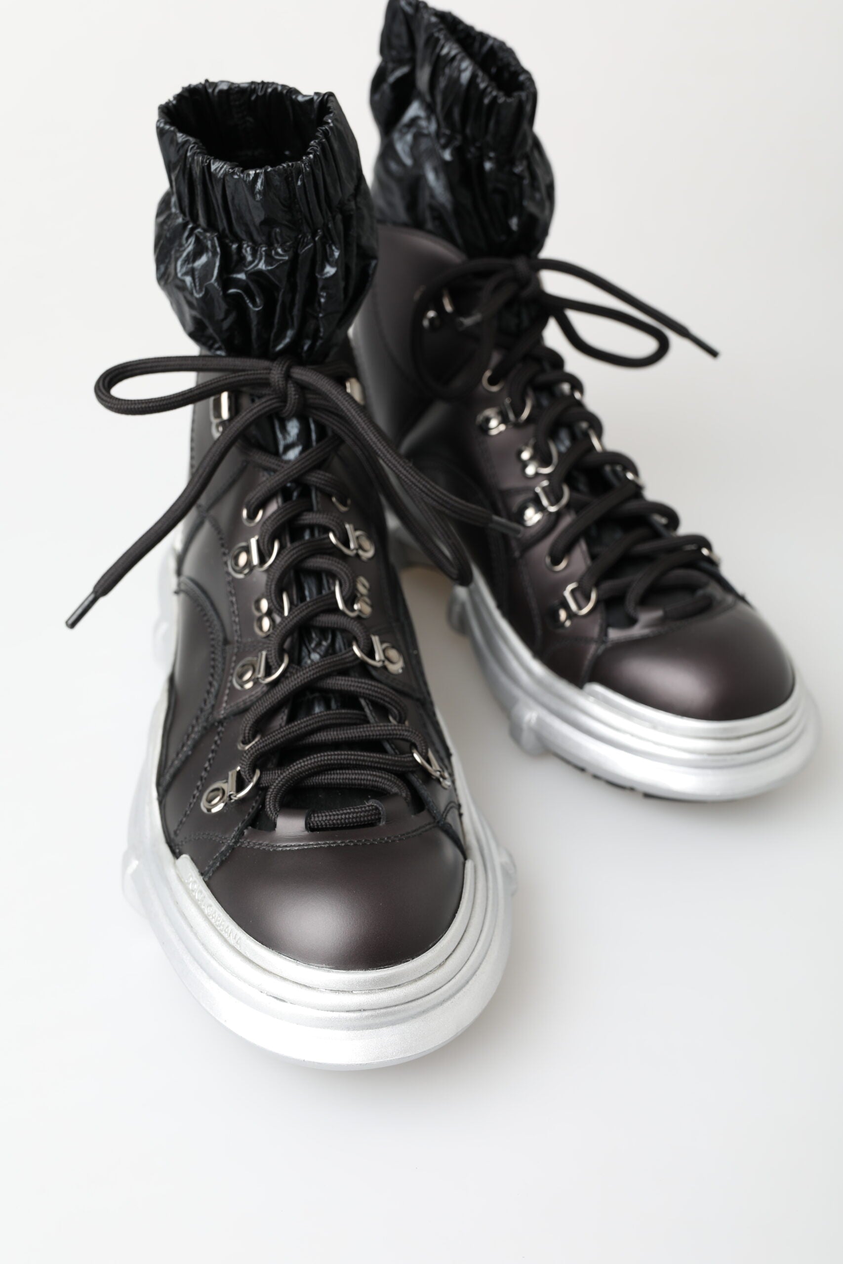 Chaussures sneakers montantes en nylon noir Dolce & Gabbana Galileo, élégantes et modernes, visibles de face avec détails de la marque.