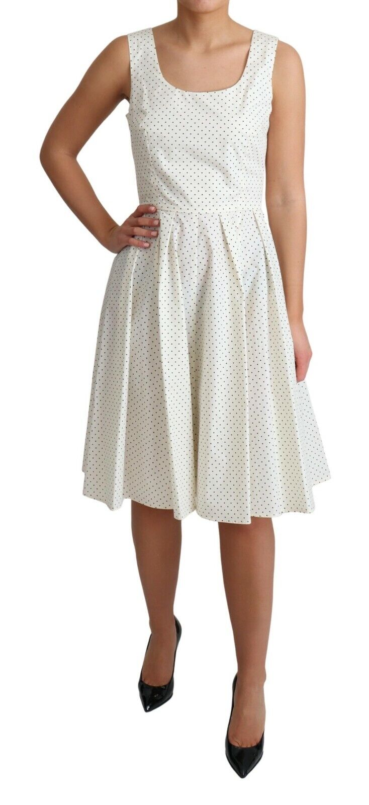 Robe blanche à pois en coton Dolce & Gabbana, coupe évasée, avec motifs à pois noirs, vêtement élégant et léger.