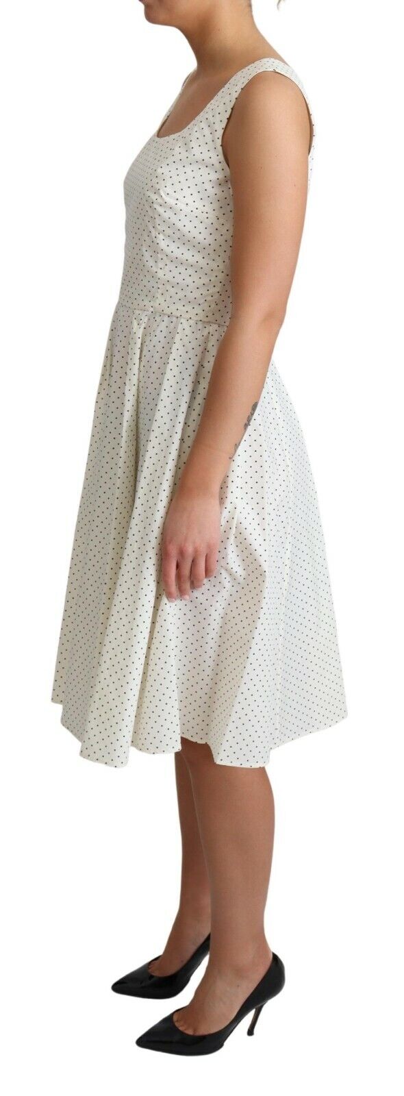 Robe blanche à pois en coton de style ligne A de Dolce & Gabbana, vêtement élégant avec motif à pois.