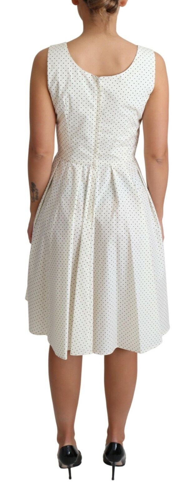Robe en coton blanche à pois Dolce & Gabbana, coupe évasée et élégante, avec motif à pois classiques et finition raffinée.