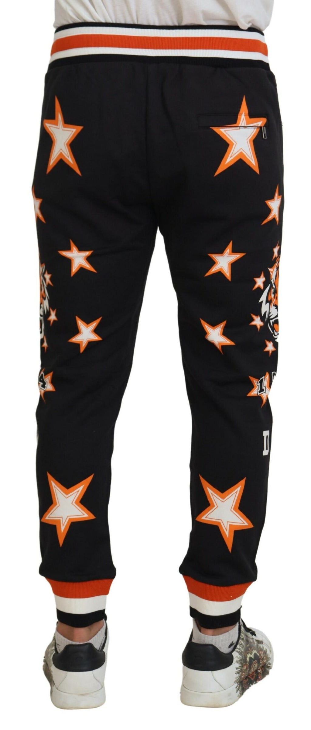 Pantalons de sport noirs et orange à étoiles de Dolce & Gabbana, matière confortable, style décontracté et élégant.