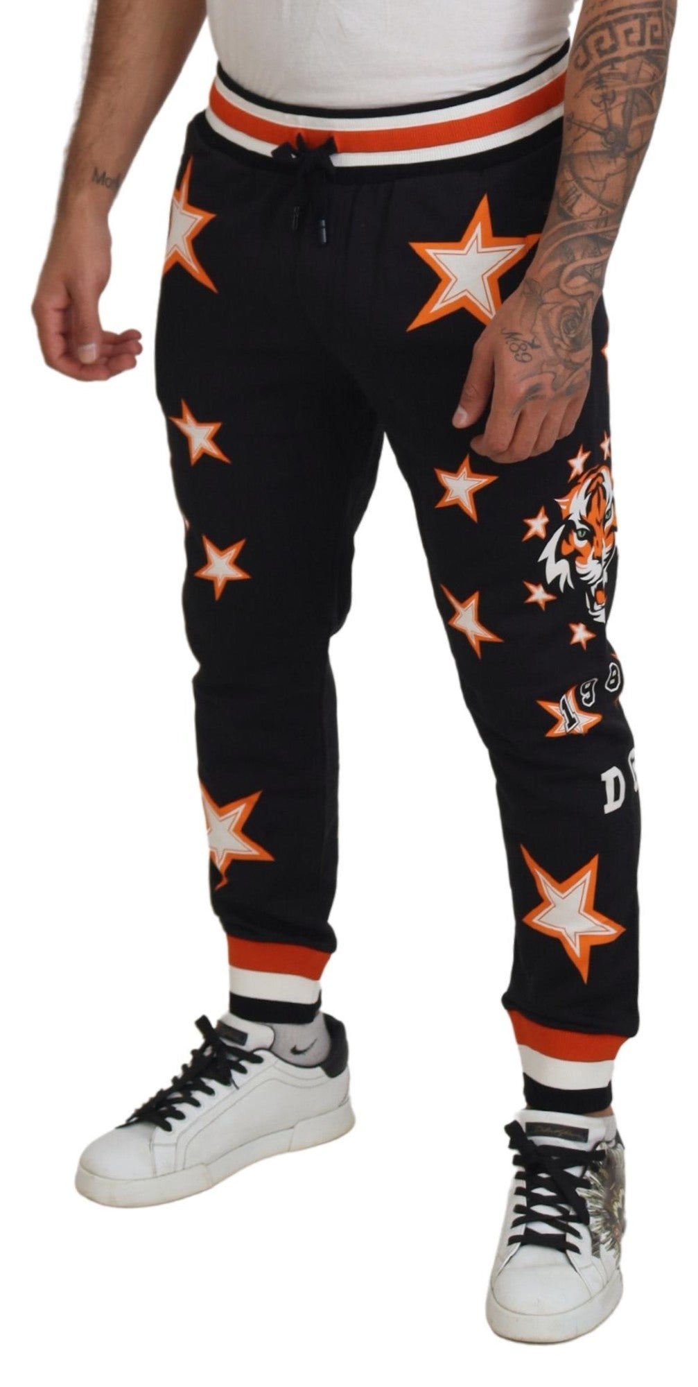 Pantalons de sport noirs et orange avec étoile de Dolce & Gabbana, style décontracté et tendance pour homme.