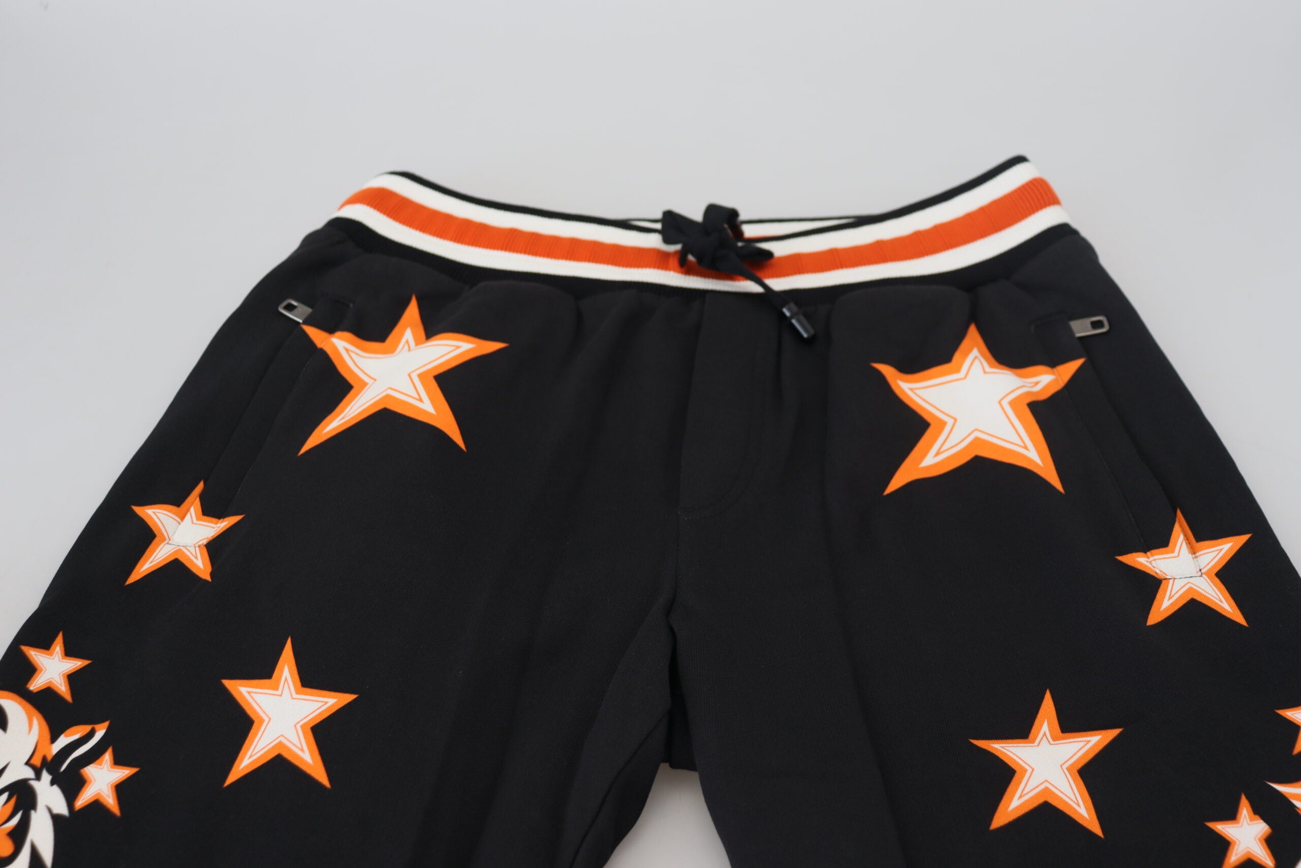 Pantalon de sport noir et orange avec étoiles Dolce & Gabbana, style décontracté et tendance pour homme.