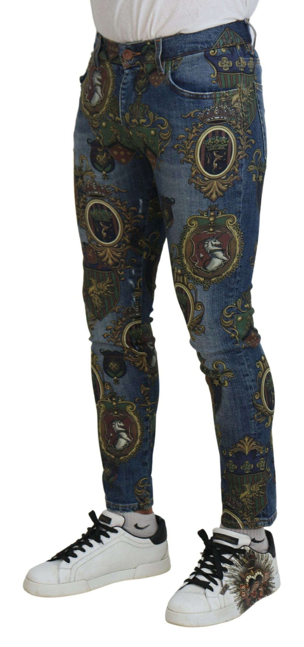 Jeans slim en coton avec motif médaille bleu de Dolce & Gabbana, coupe ajustée et détails élégants.