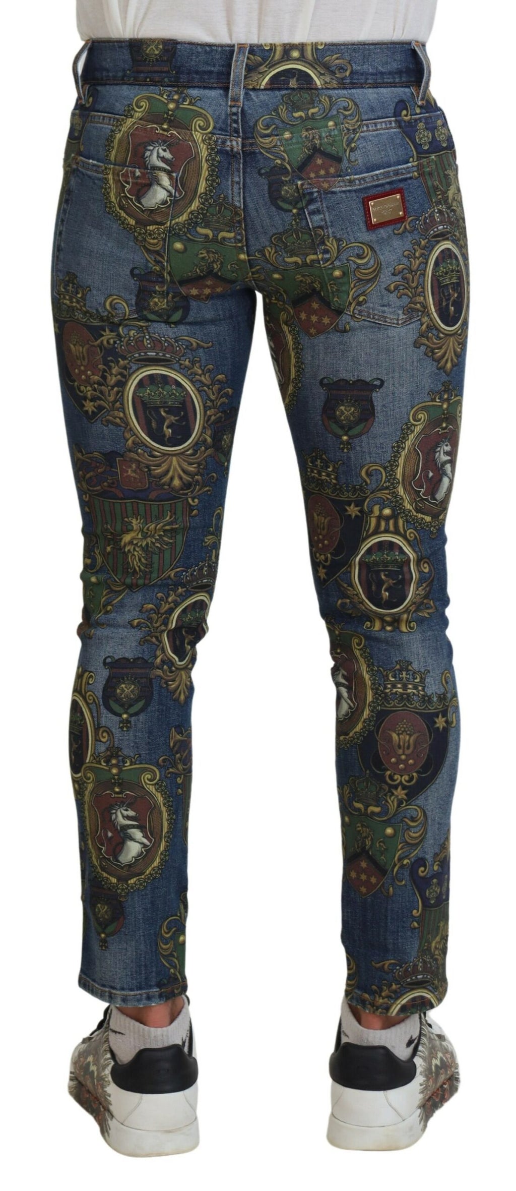 Jeans slim en coton bleu avec motif de médailles de Dolce & Gabbana, coupe ajustée et détail élégant, vue de face.