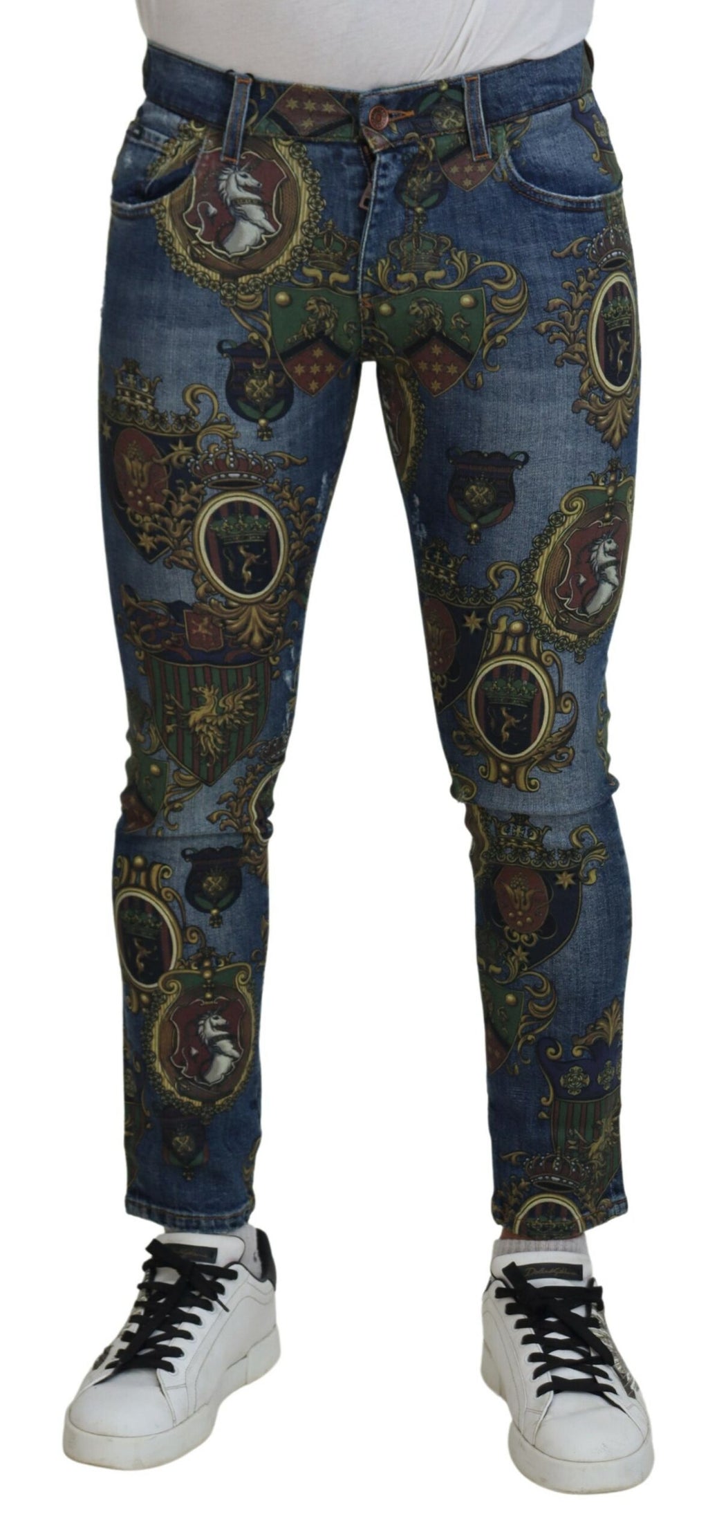 Jeans slim en coton à motif médaille bleu de Dolce & Gabbana, ajustement près du corps, détails modernes visibles.