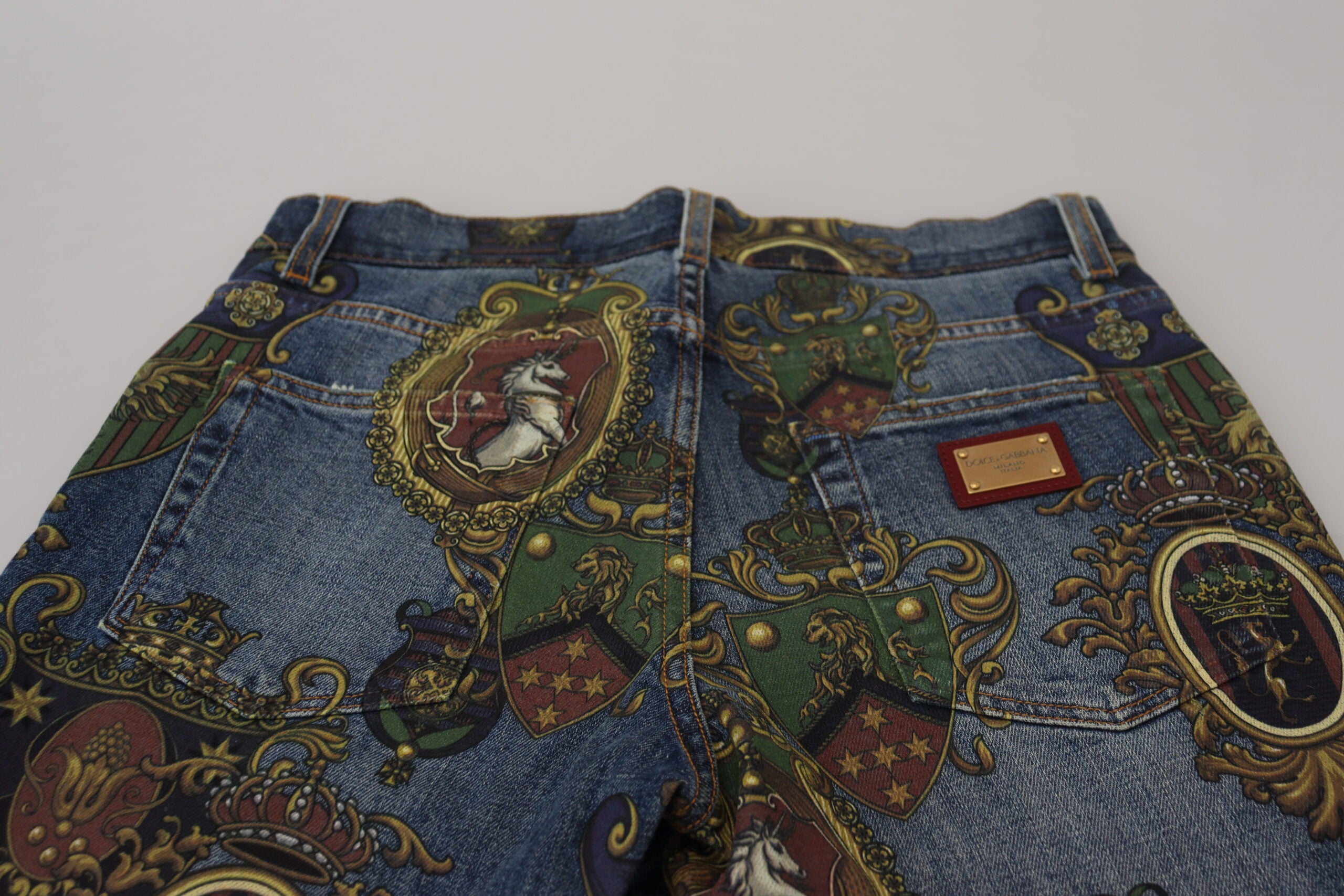 Jeans slim en coton Dolce & Gabbana bleu avec motif médaille, visibles sur l'image 4281417.