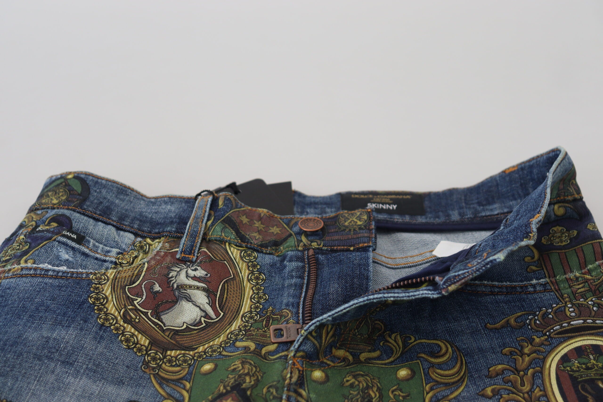 Jeans slim en coton à motif médaille bleu de Dolce & Gabbana, coupe ajustée et détails élégants.