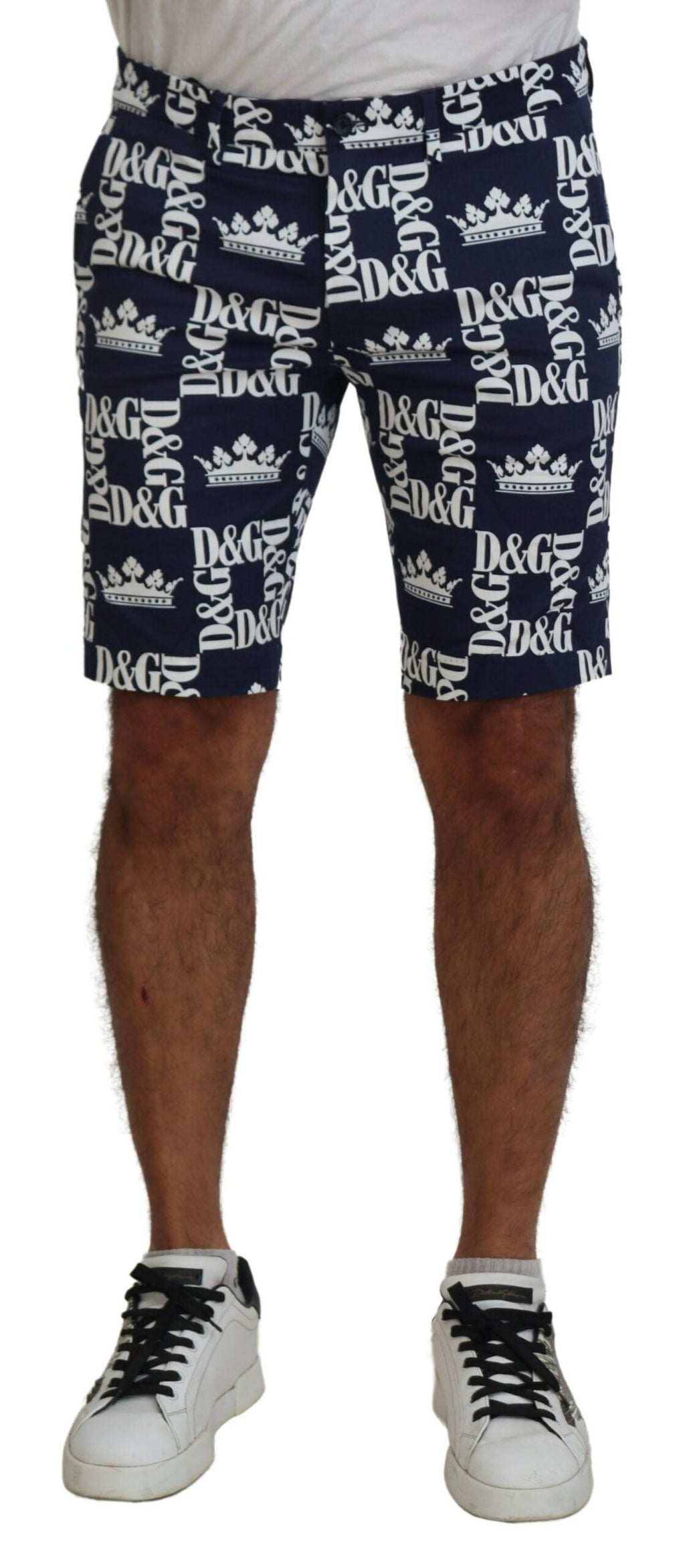 Shorts chino en coton bleu avec logo Dolce & Gabbana, design décontracté et élégant, visible détails du motif logo sur le tissu.