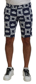 Shorts chino en coton bleu avec logo Dolce & Gabbana, design décontracté et élégant, visible détails du motif logo sur le tissu.