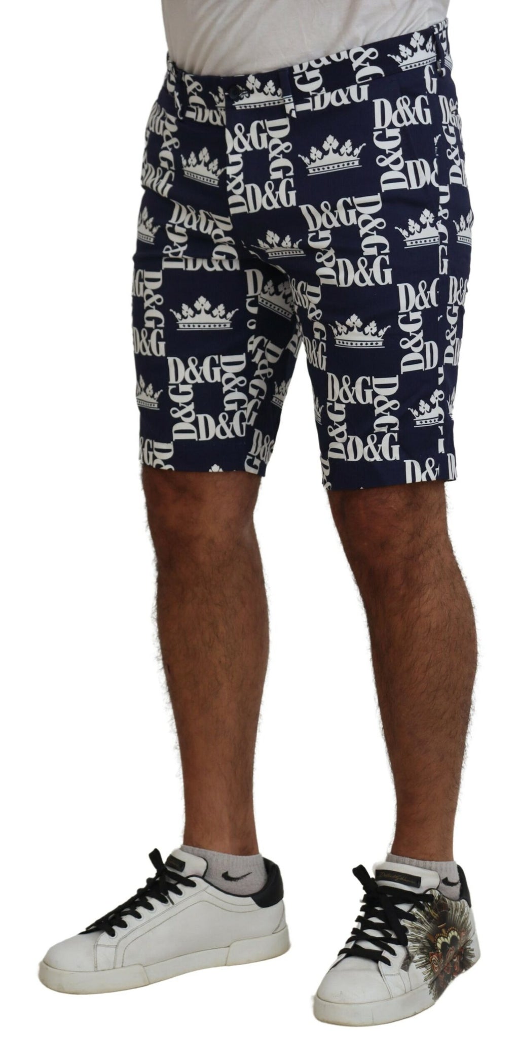 Shorts chino en coton Dolce & Gabbana avec logo imprimé bleu, vue montrant la texture du tissu et la coupe décontractée.
