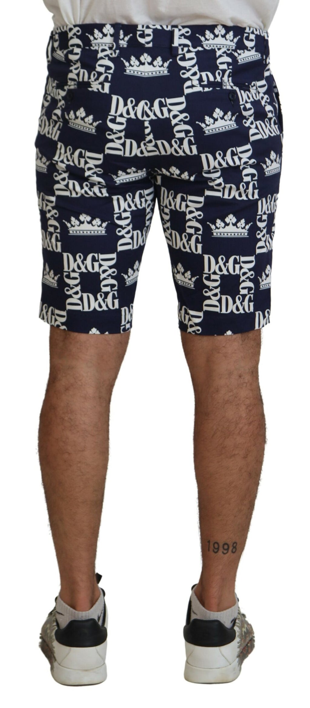 Shorts chinos en coton bleu à logo Dolce & Gabbana, style décontracté et tendance, avec détails de la marque visible.