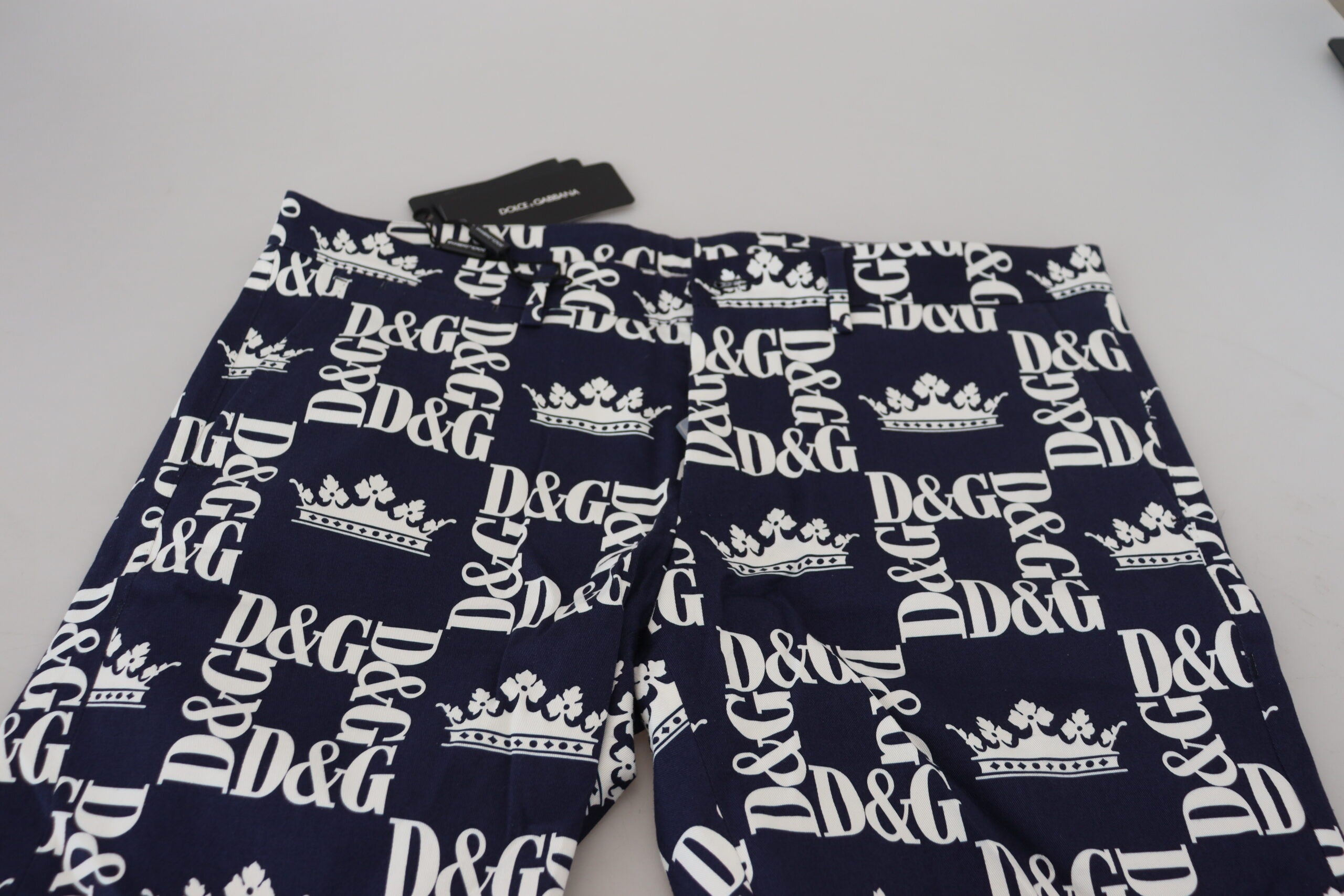 Shorts Dolce & Gabbana en coton bleu avec logo imprimé, style chino, parfaits pour un look décontracté et élégant.