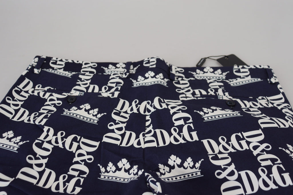 Shorts en coton Dolce & Gabbana Blue Logo Print Chinos, vue de face, avec logo visible sur la jambe.