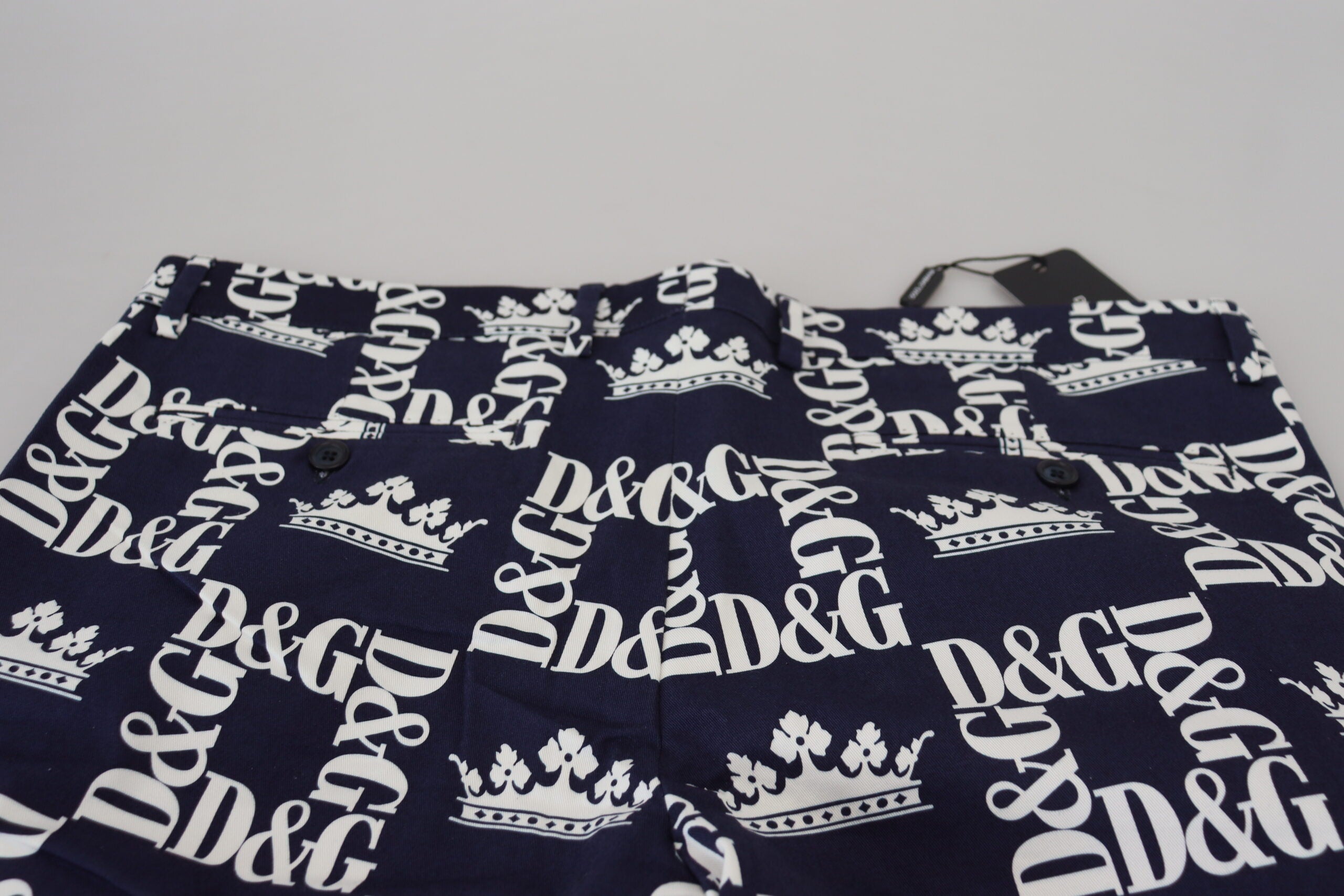 Shorts en coton Dolce & Gabbana Blue Logo Print Chinos, vue de face, avec logo visible sur la jambe.