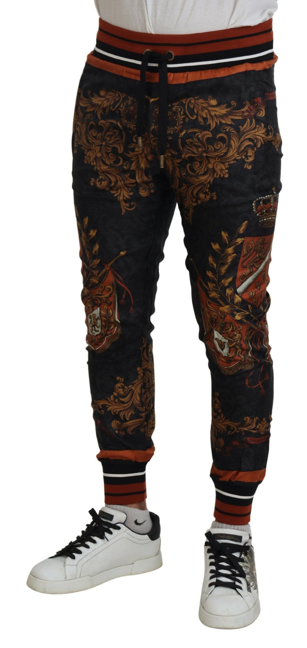 Pantalons de sport Dolce & Gabbana en soie gris à motif baroque, style élégant et confortable.