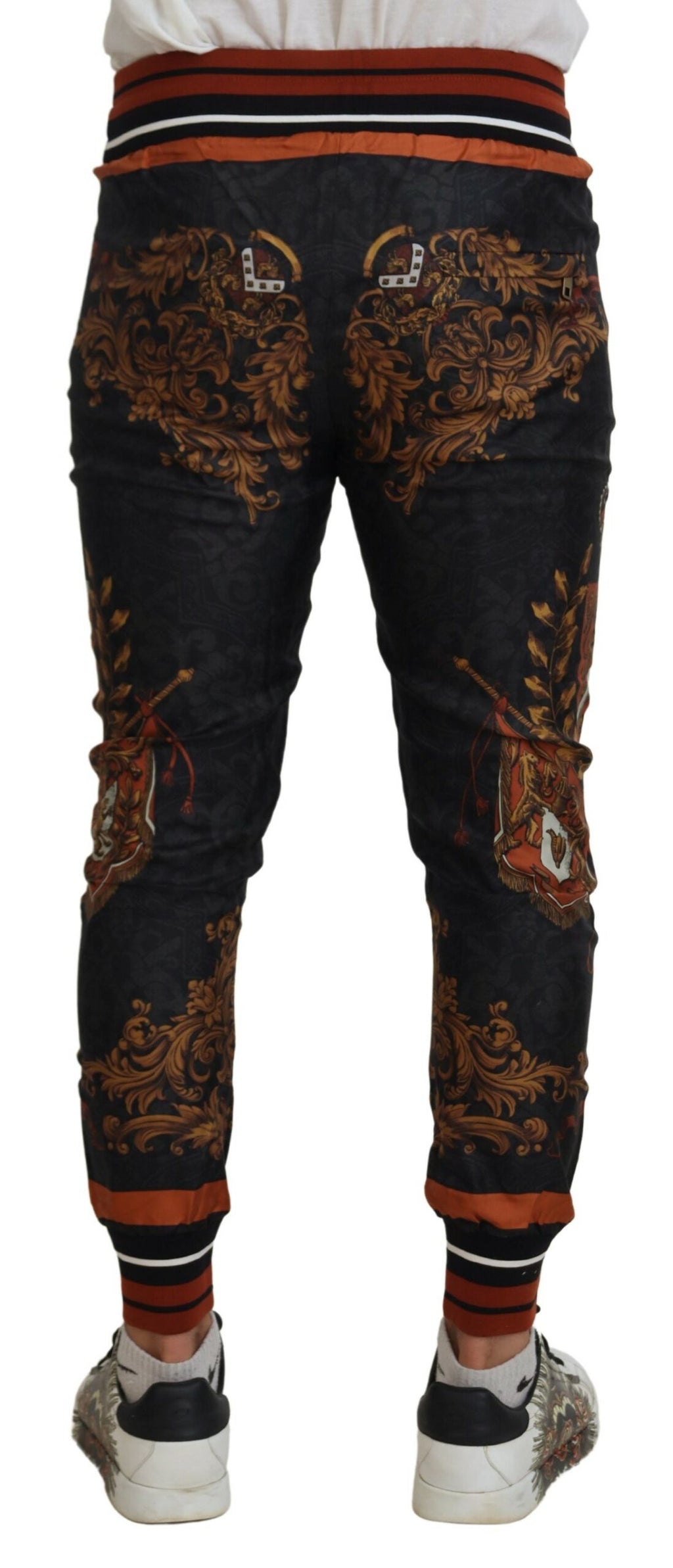 Pantalons de sport Dolce & Gabbana en soie gris avec motif baroque, coupe élégante et détails sophistiqués.