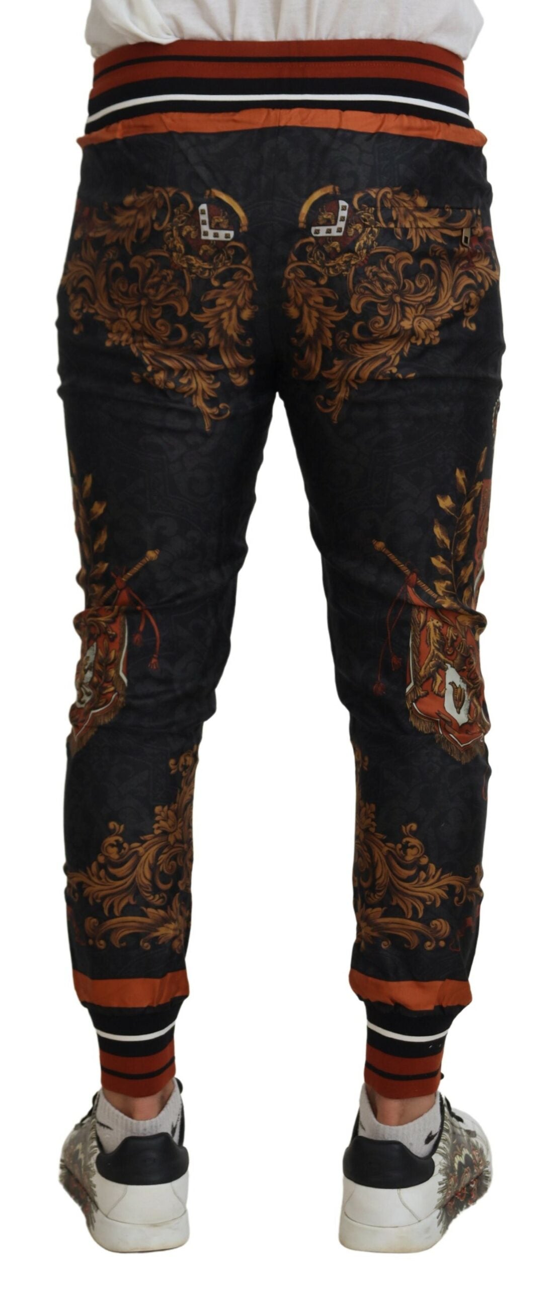 Pantalons de sport Dolce & Gabbana en soie gris avec motif baroque, coupe élégante et détails sophistiqués.