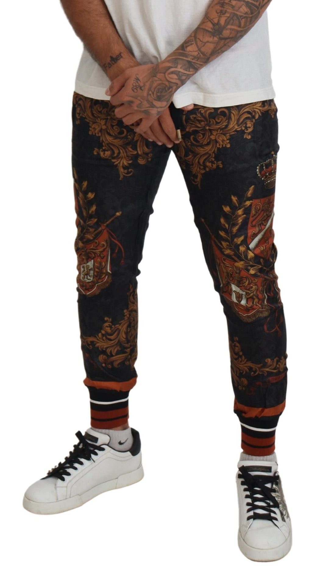 Pantalon de sport Dolce & Gabbana en soie grise avec motif baroque, style élégant et confortable.