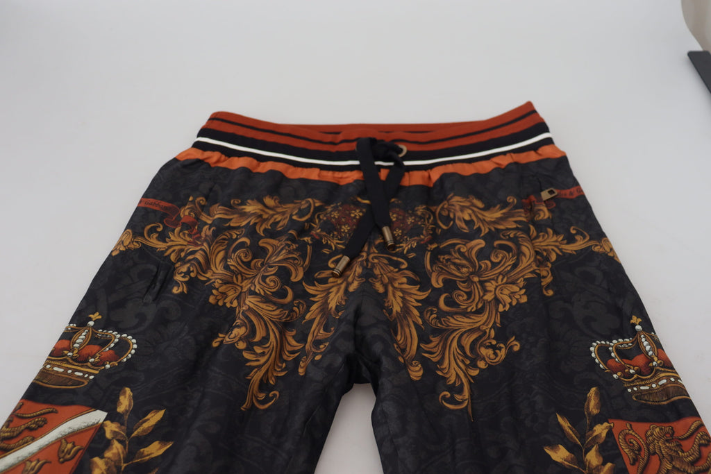 Pantalons de sport Dolce & Gabbana en soie grise à motif baroque et couronne, style élégant et sophistiqué.