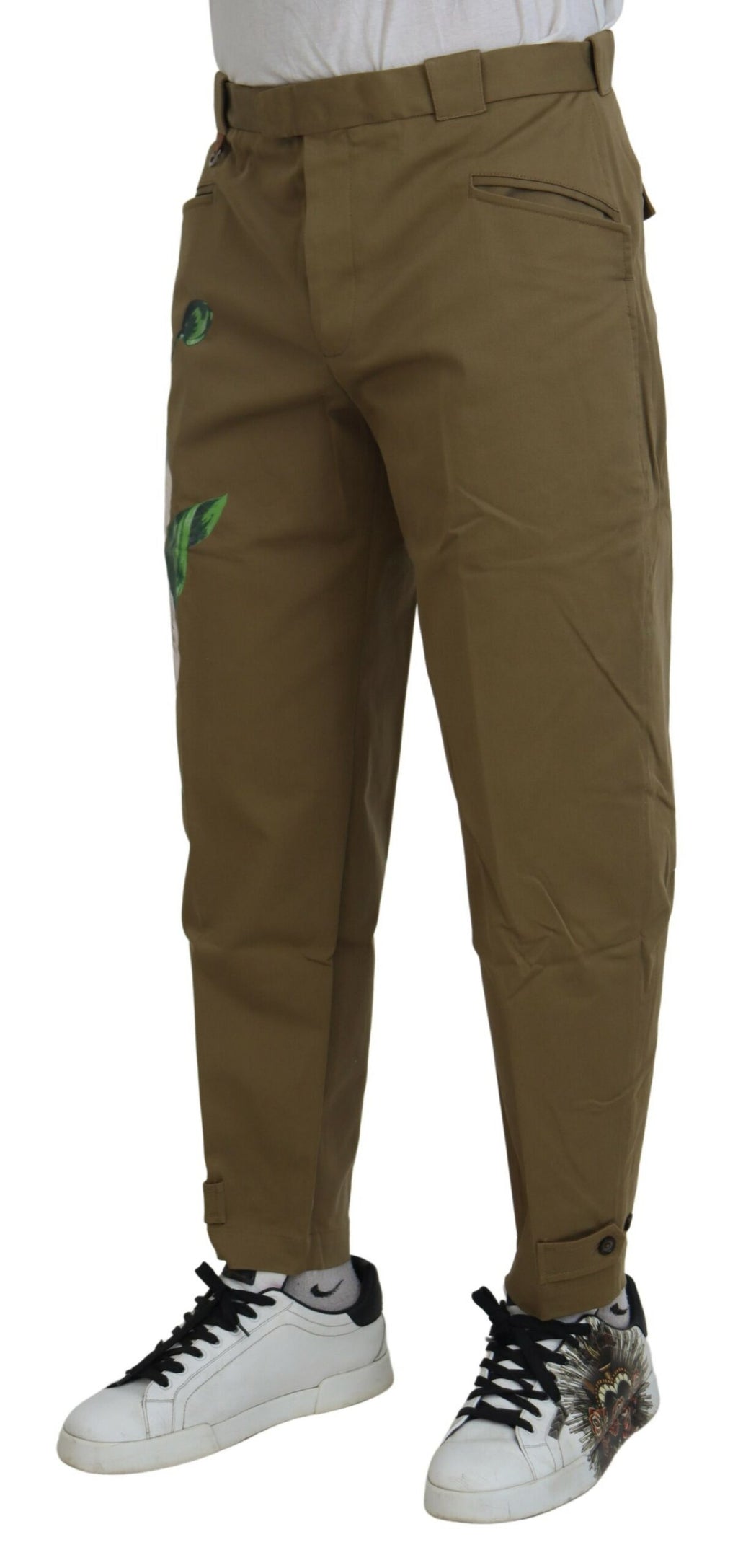 Pantalon chino beige en coton stretch à motifs floraux de Dolce & Gabbana, vue de face.