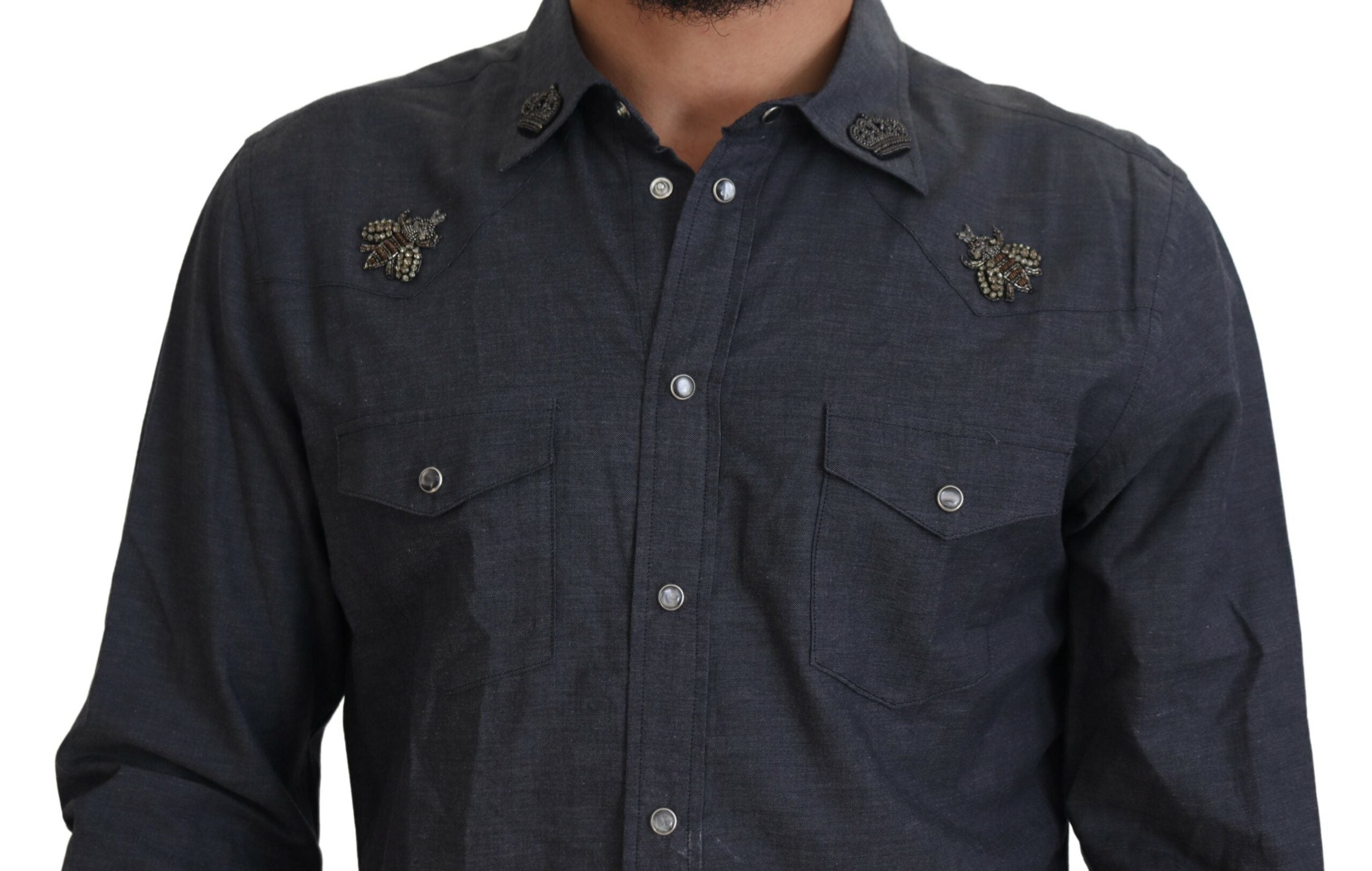 Chemise en coton denim bleu Dolce & Gabbana avec broderie abeille en cristal, élégante et tendance.