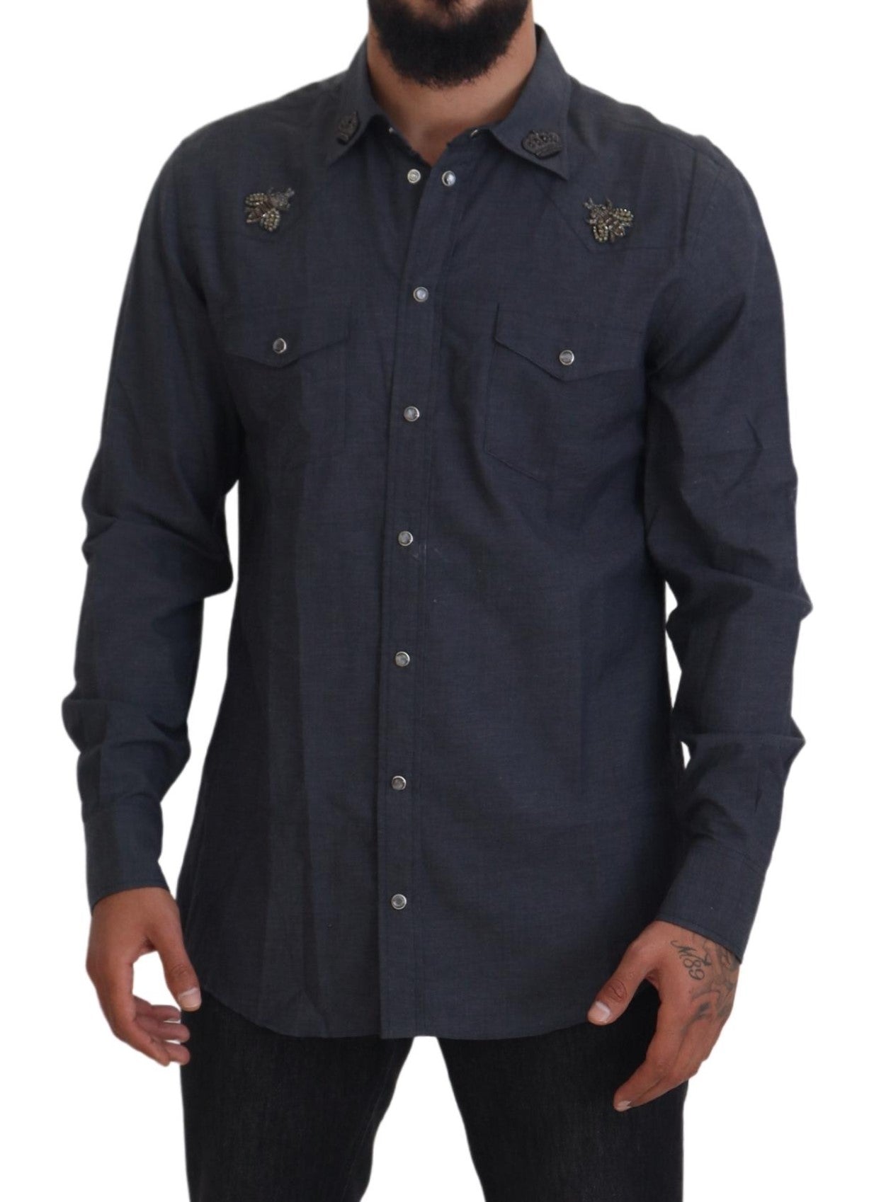 Chemise en denim bleu en coton Dolce & Gabbana avec broderie abeille en cristal, style élégant et sophistiqué.