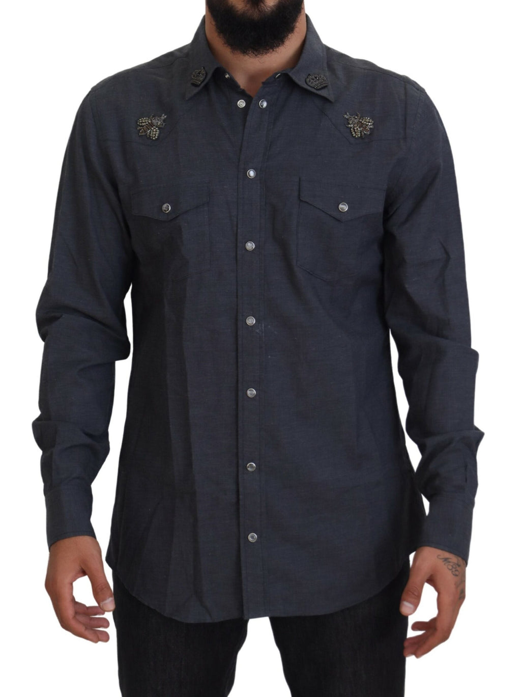 Chemise en coton denim bleu Dolce & Gabbana avec cristaux et motif abeille, élégante et tendance.