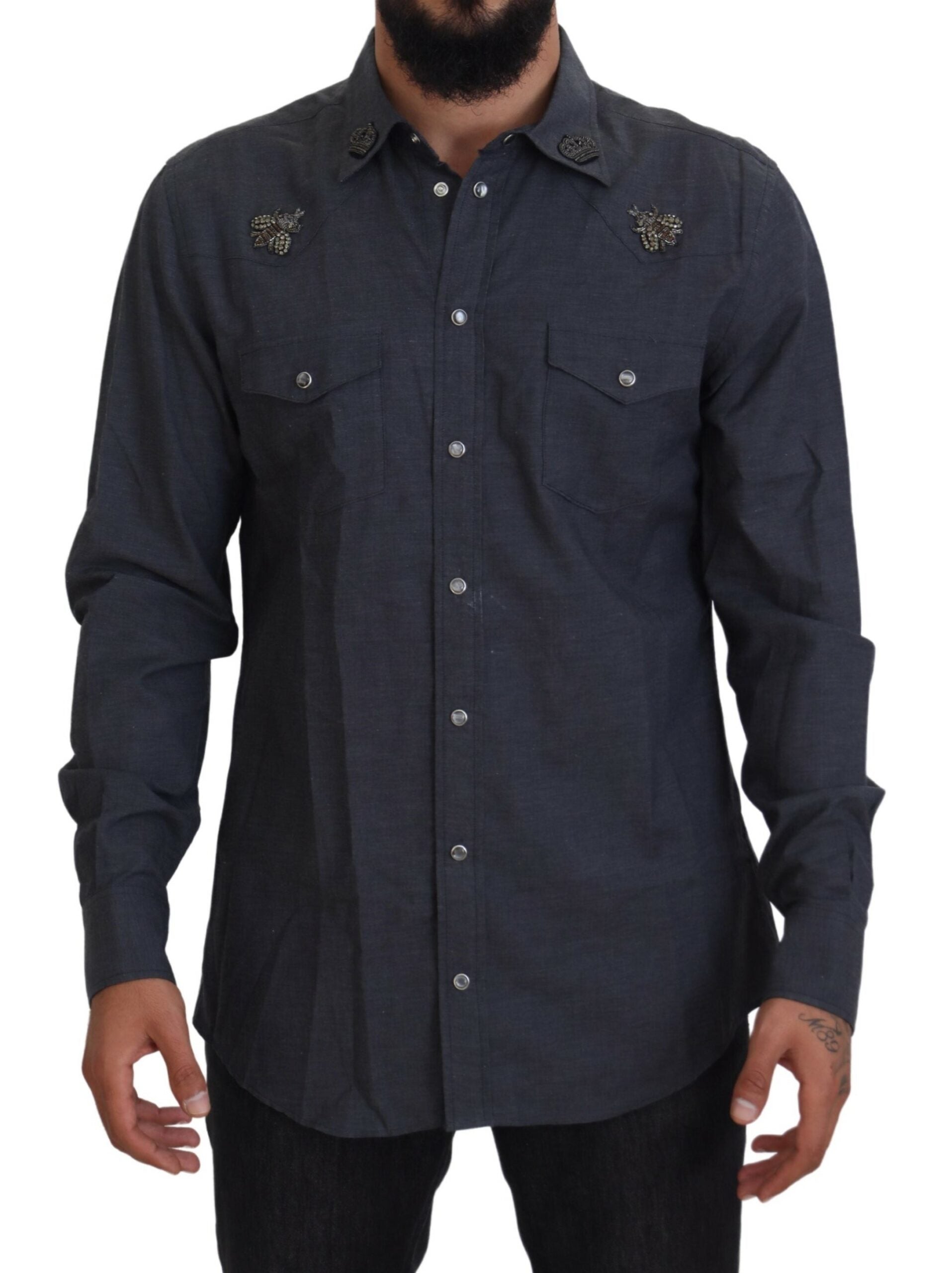 Chemise en coton denim bleu Dolce & Gabbana avec cristaux et motif abeille, élégante et tendance.