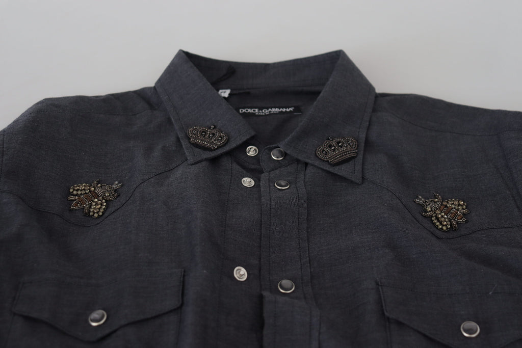 Chemise en coton denim bleu Dolce & Gabbana avec broderie abeille en cristal, style élégant et moderne.