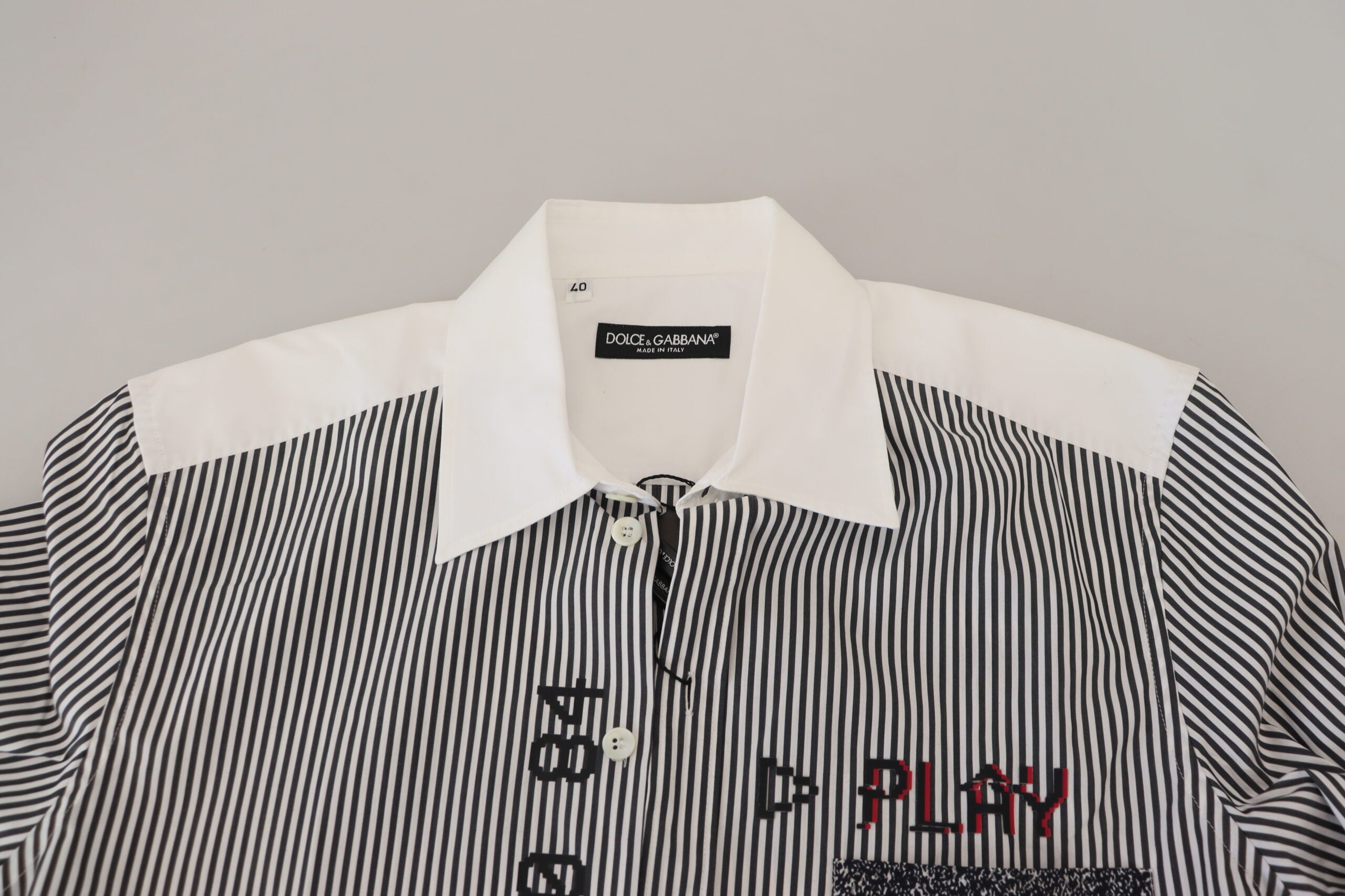 Chemise slim fit Dolce & Gabbana gris blanc à rayures, en tissu léger avec col et boutons visibles.