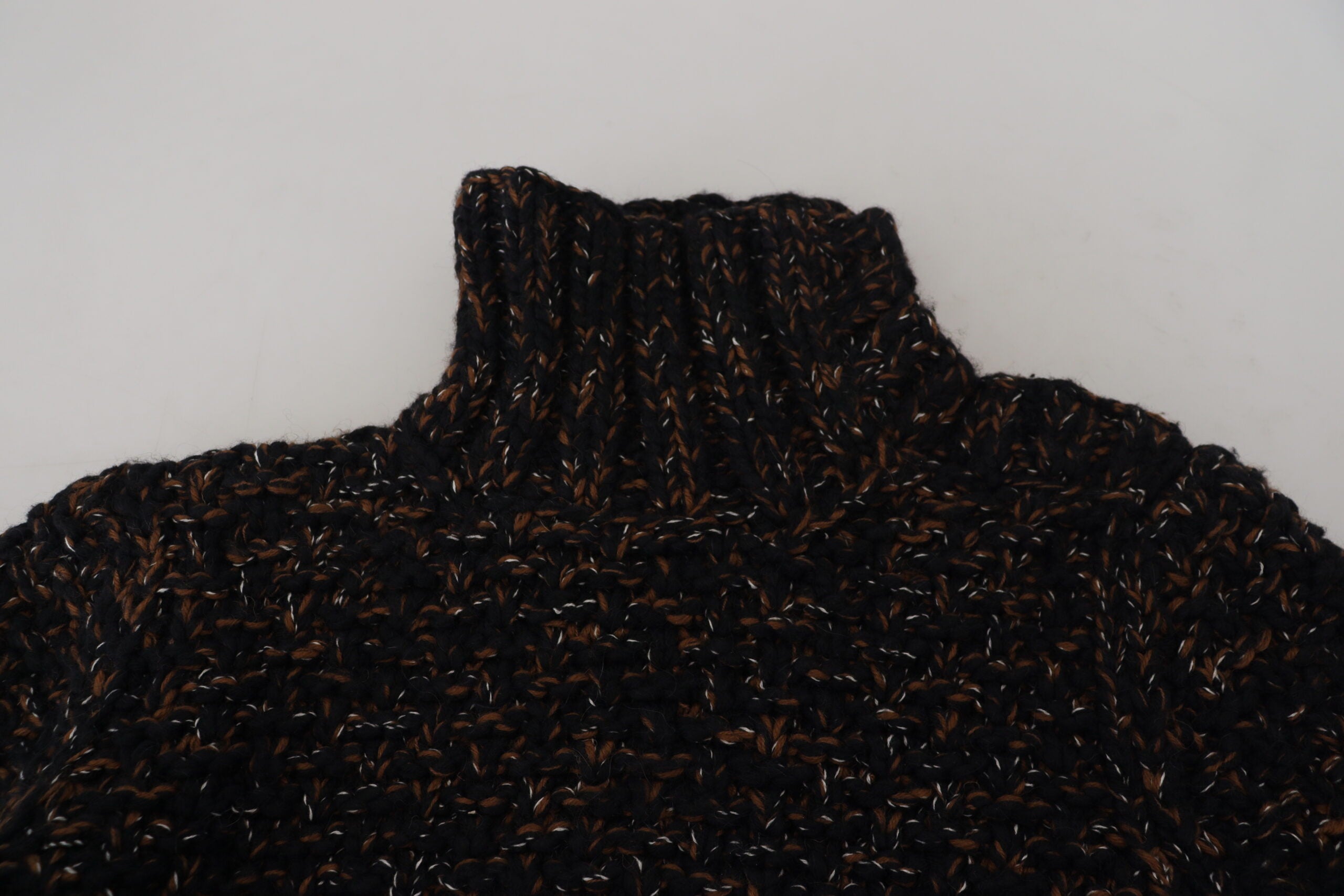 Pull en cachemire marron Dolce & Gabbana, pull à col roulé fait main, élégant et chaud, détails artisanaux visibles.