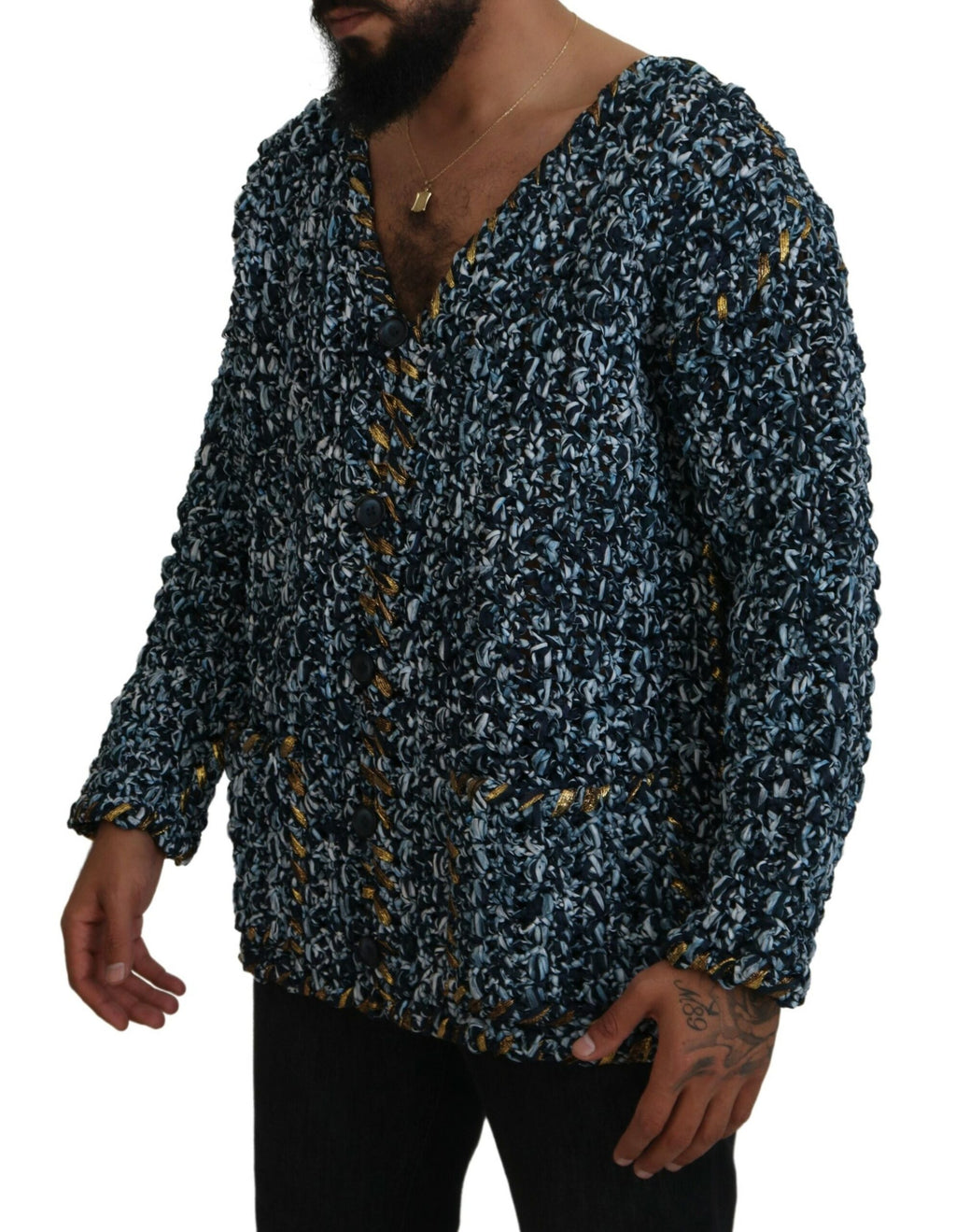 Cardigan bleu Dolce & Gabbana en laine fait main avec boutons, élégant et confortable, porté sur un mannequin.