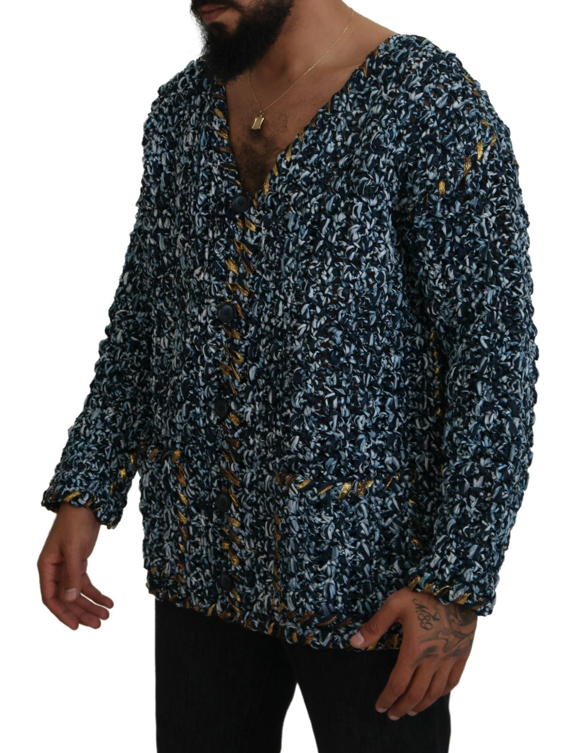 Cardigan bleu Dolce & Gabbana en laine fait main avec boutons, élégant et confortable, porté sur un mannequin.