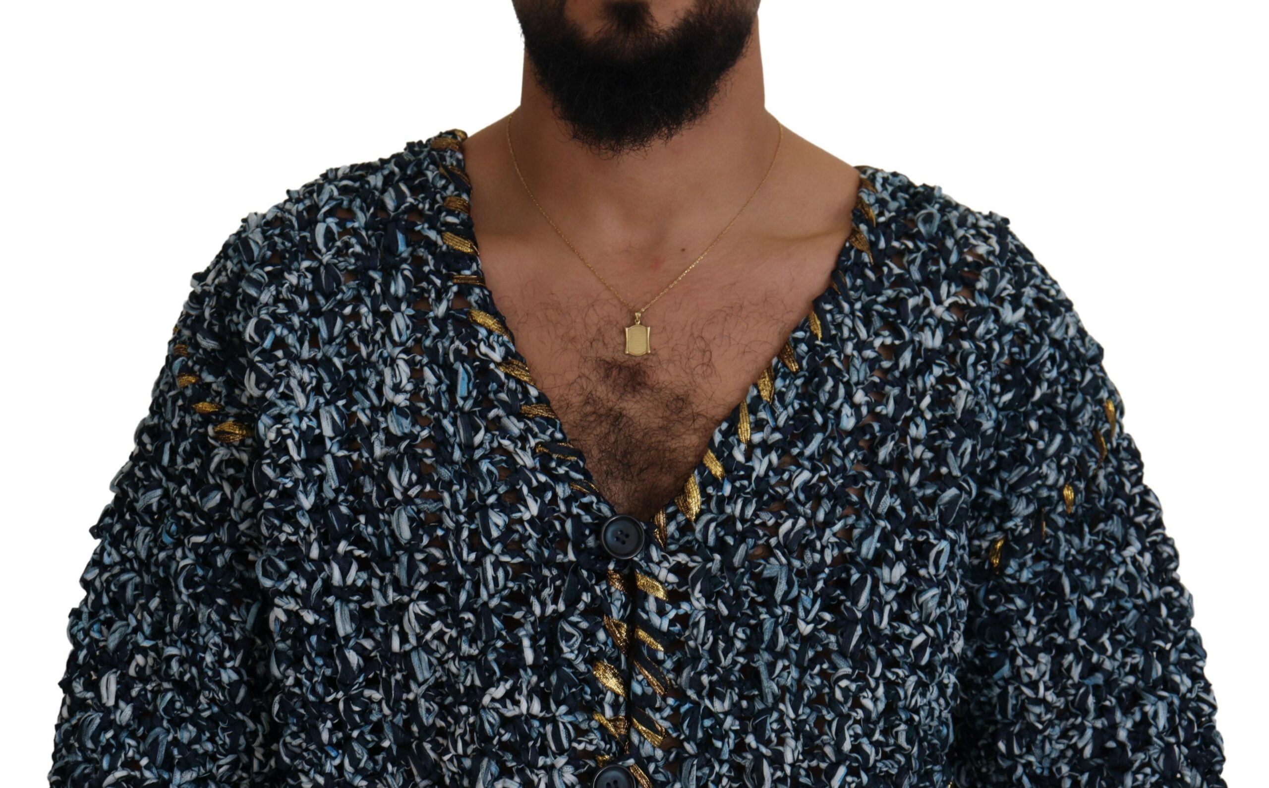 Cardigan bleu Dolce & Gabbana fait main avec boutons, pull en laine élégant et confortable, détail des finitions soignées.