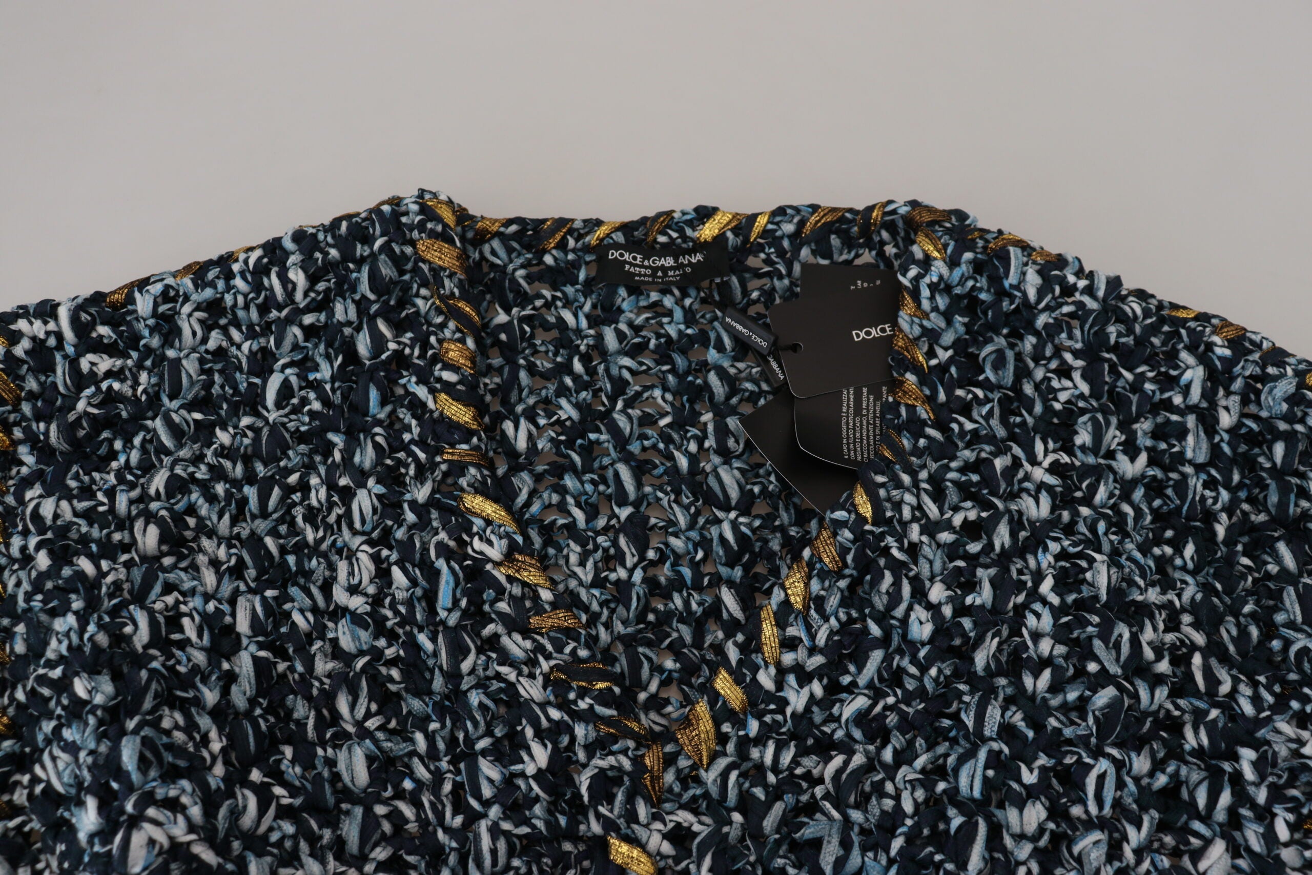 Cardigan bleu Dolce & Gabbana en laine fait main avec boutons, vue de face, détail du tricot et du style élégant.