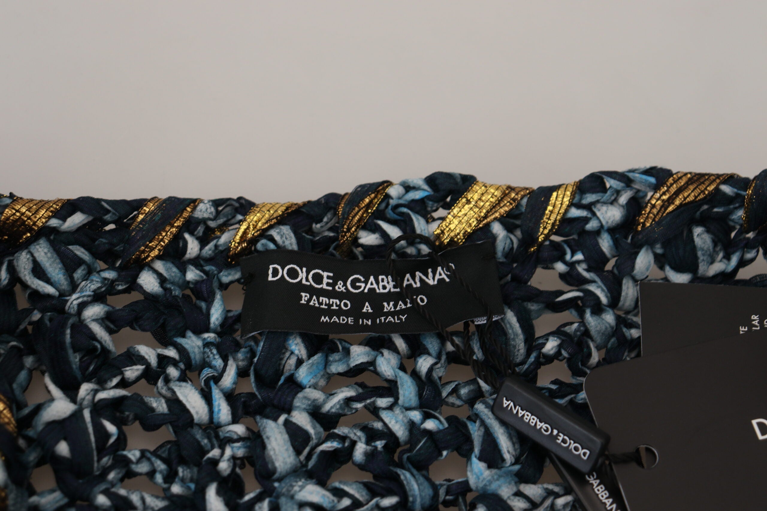 Cardigan bleu Dolce & Gabbana fait main avec boutons, en laine douce, porté sur un mannequin.
