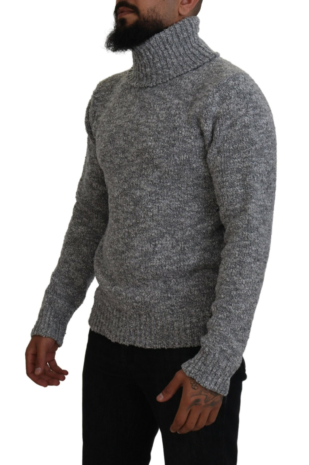 Pull en laine gris Dolce & Gabbana à col roulé, pull-over élégant et chaud, porté sur un mannequin.