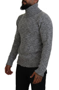 Pull en laine gris Dolce & Gabbana à col roulé, pull-over élégant et chaud, porté sur un mannequin.