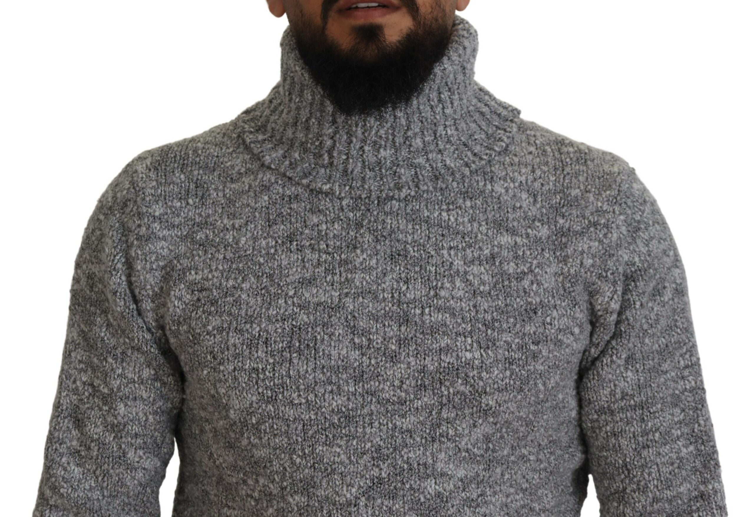 Pull en laine gris Dolce & Gabbana à col roulé, vêtement chaud et élégant, porté sur un mannequin blanc.