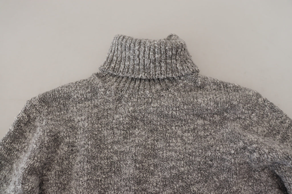 Pull en laine gris Dolce & Gabbana à col roulé, texture douce et finition élégante, pour un look sophistiqué.