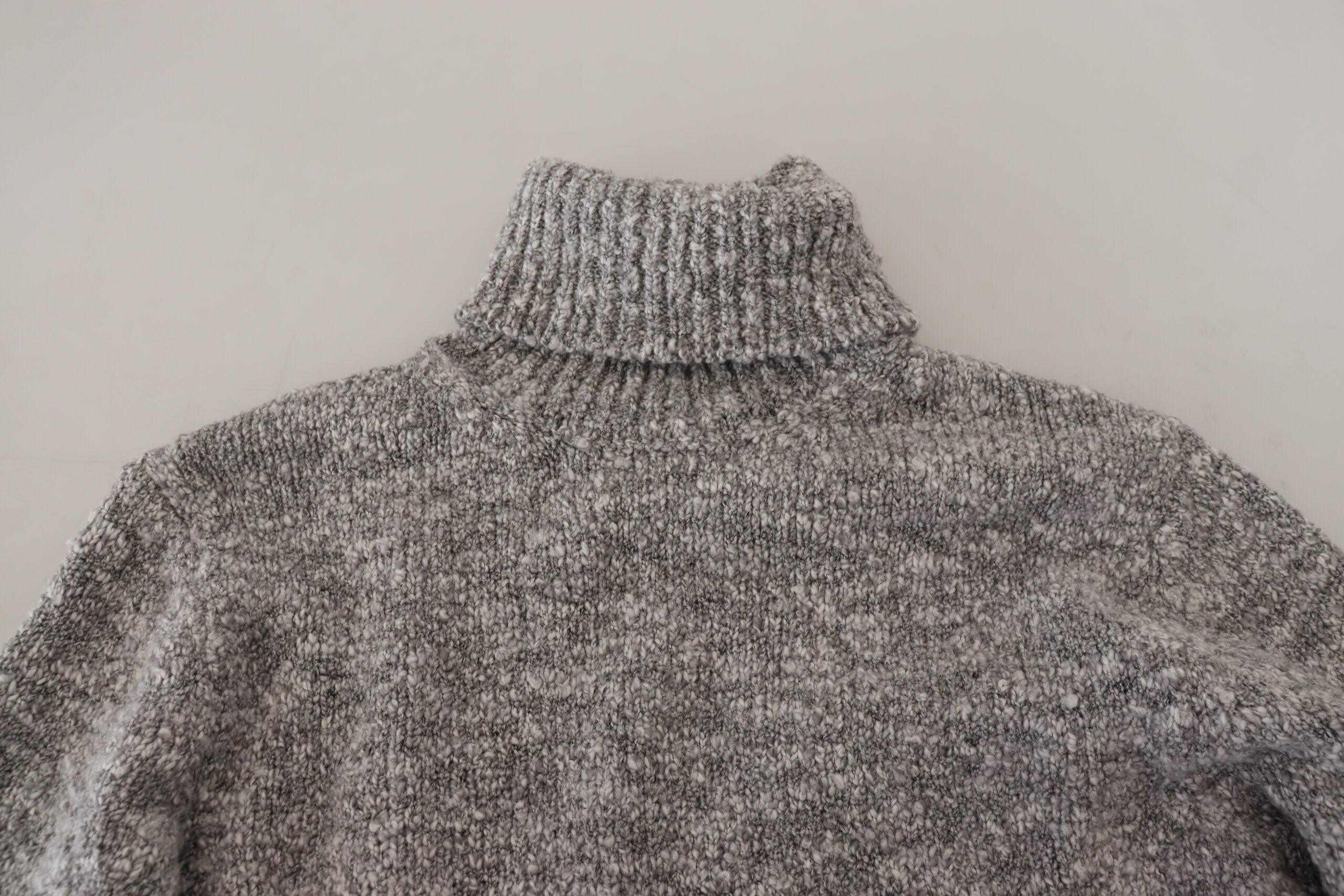 Pull en laine gris Dolce & Gabbana à col roulé, texture douce et finition élégante, pour un look sophistiqué.