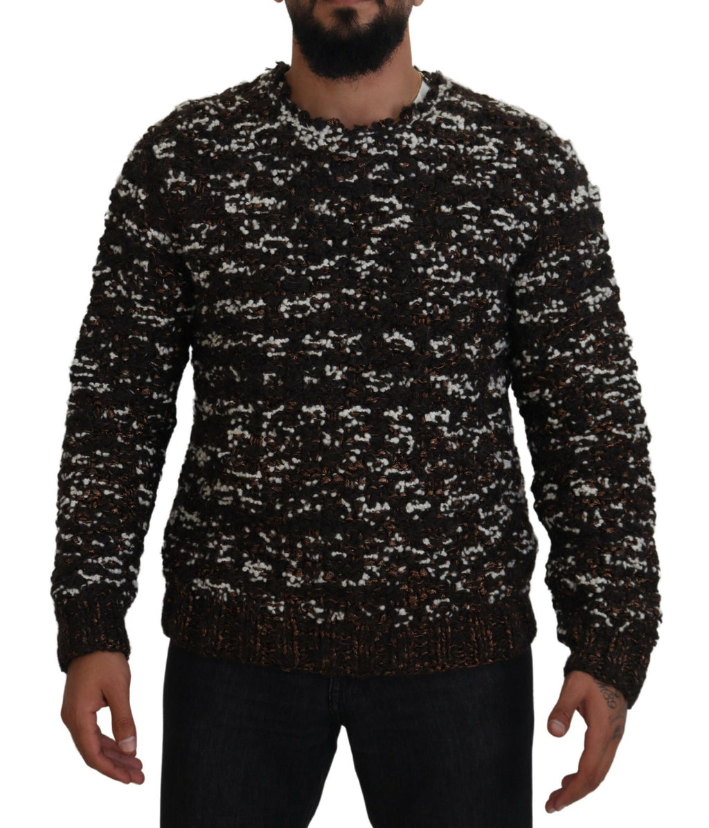 Pull en laine marron fait main de Dolce & Gabbana, tricoté avec détails élégants, porté sur un fond neutre.